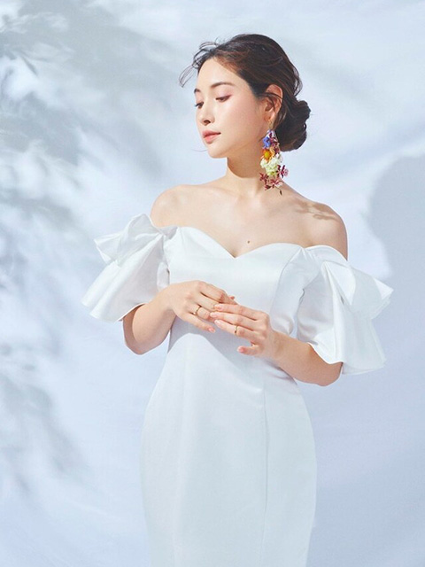 オフショルダーのホワイトドレス