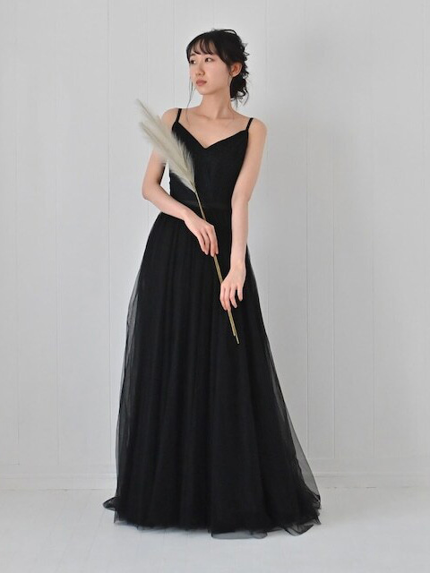 チュールのブラックドレス